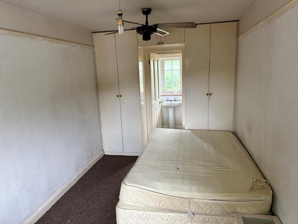 Lot: 136 - DETACHED HOUSE WITH GARAGE AND GARDENS IN NEED OF UPDATING - Front first floor bedroom with en-suite